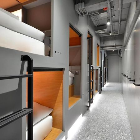 Tiang Capsule Hostel Bangkok Exterior photo